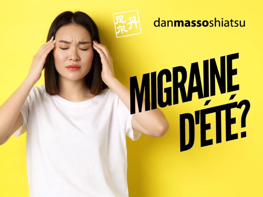 une jeune femme se tient les tempes àcause des sa migraine d'été duà la chauleur