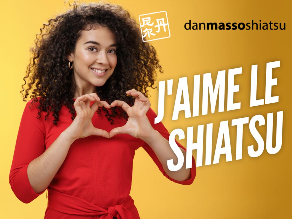 une jeune faire a les main en coeur pour exprimé son amour du massage shiatsu